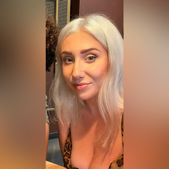 Meet the posher, Allison! - Picture 1 of 2